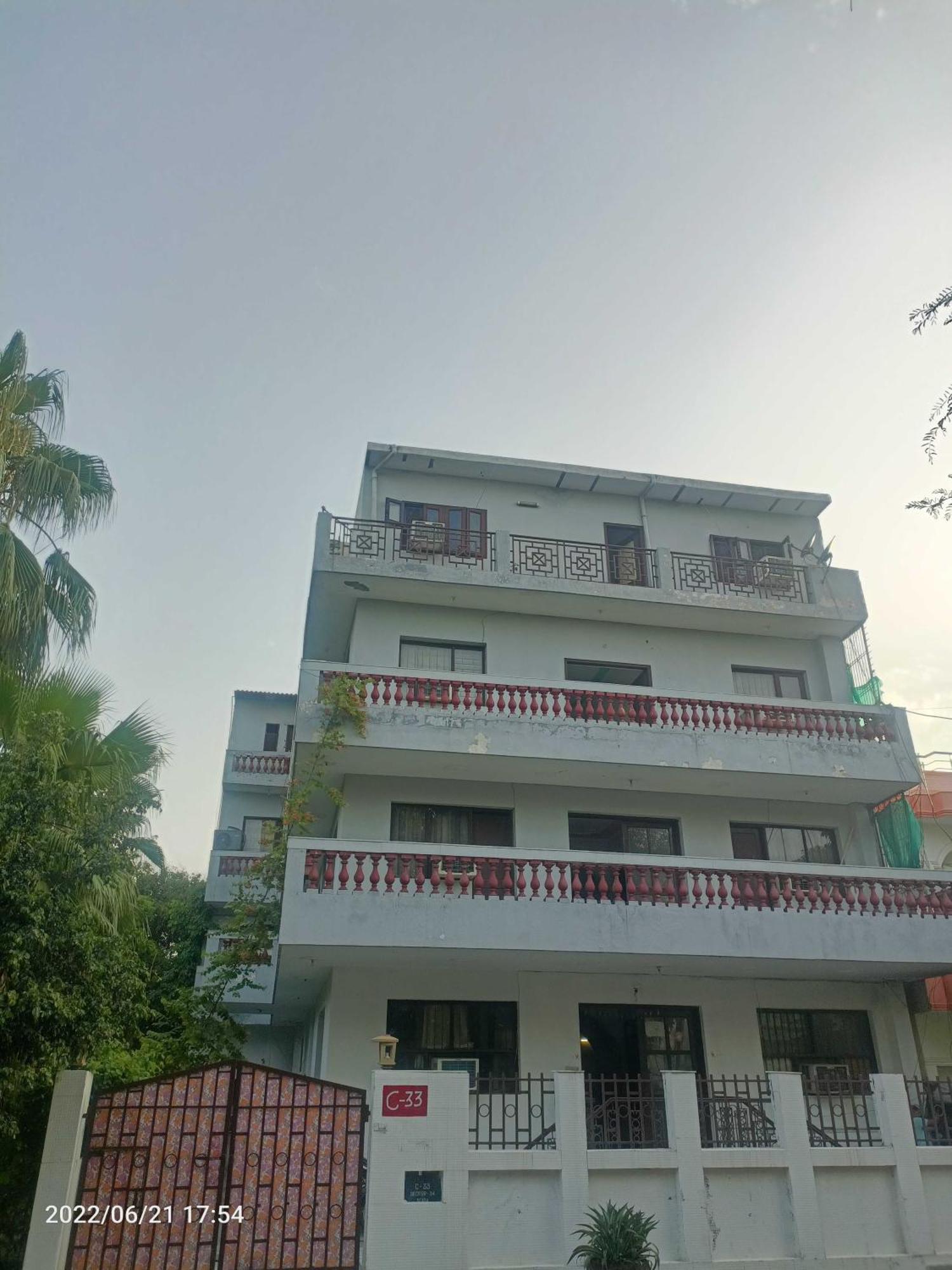 Oyo Metro View Residency Near Snow World Hotel Noida Buitenkant foto