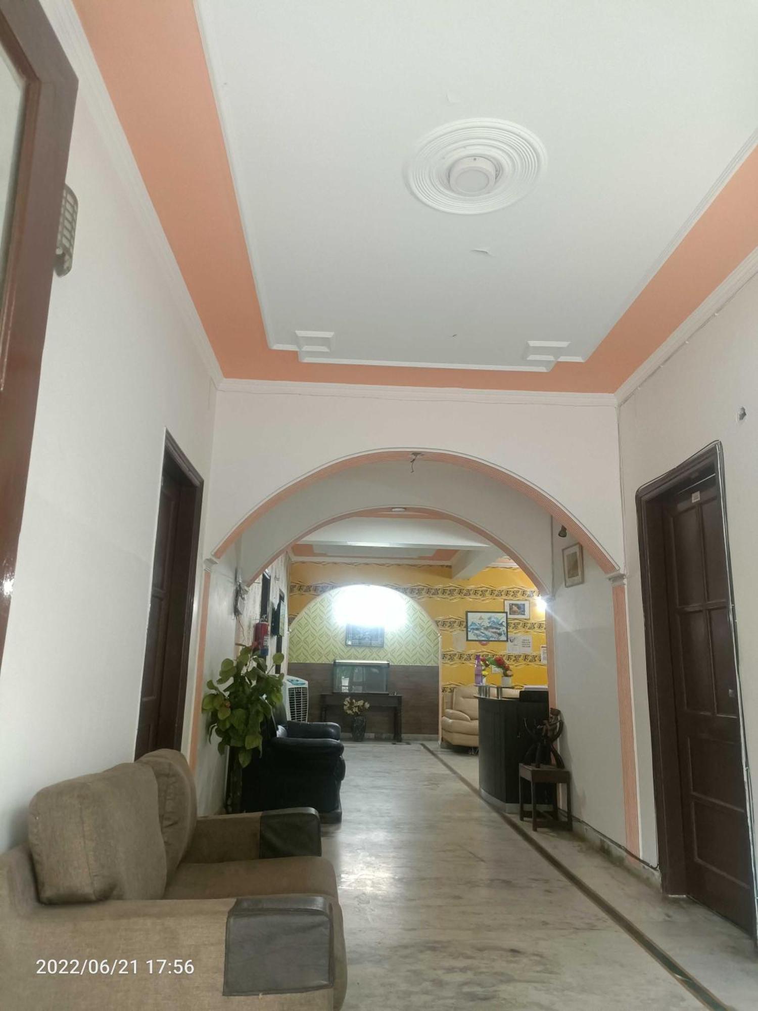 Oyo Metro View Residency Near Snow World Hotel Noida Buitenkant foto