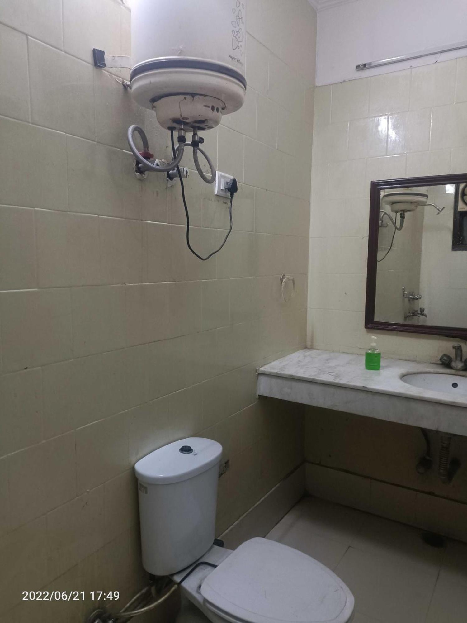 Oyo Metro View Residency Near Snow World Hotel Noida Buitenkant foto
