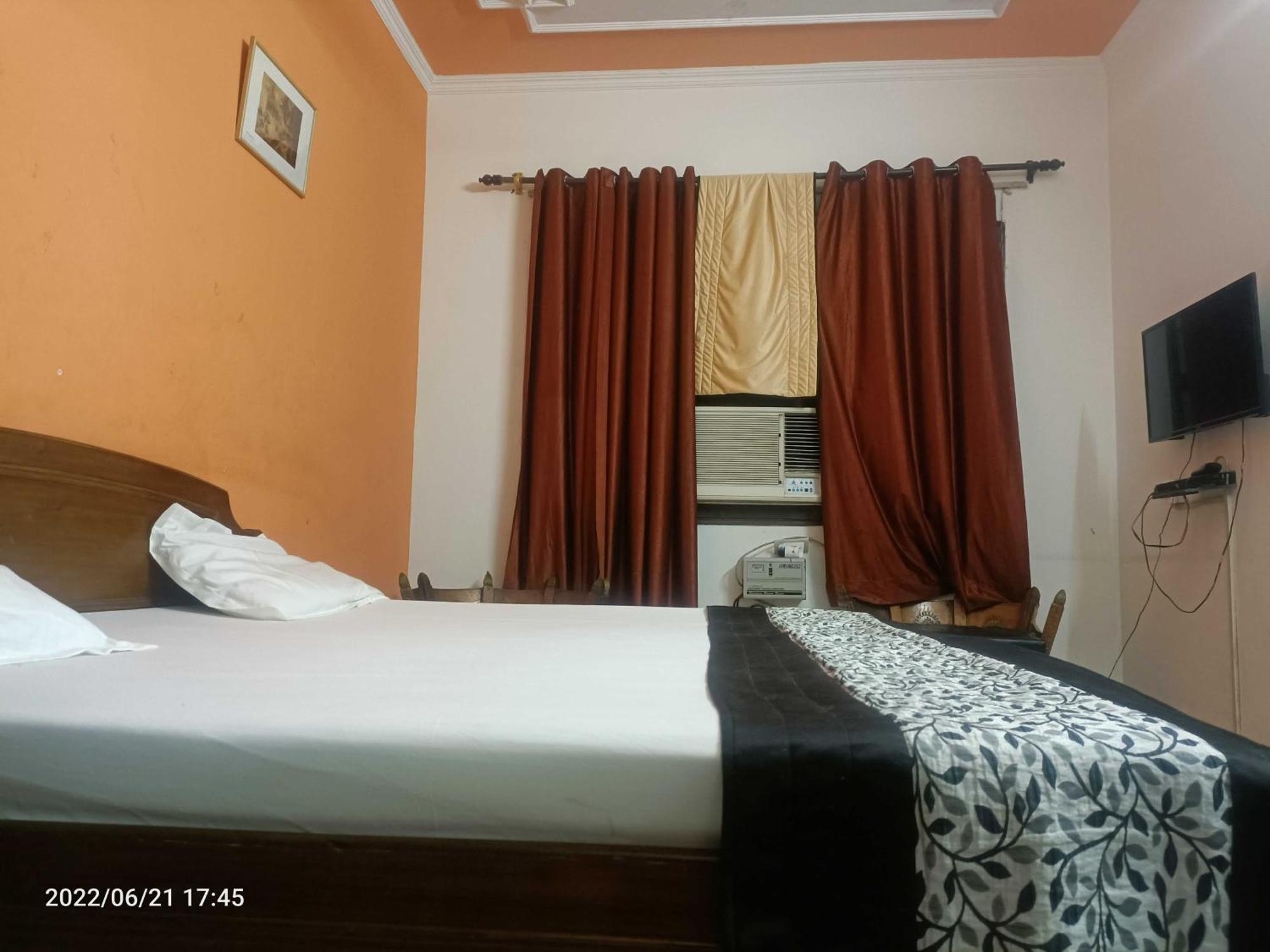 Oyo Metro View Residency Near Snow World Hotel Noida Buitenkant foto