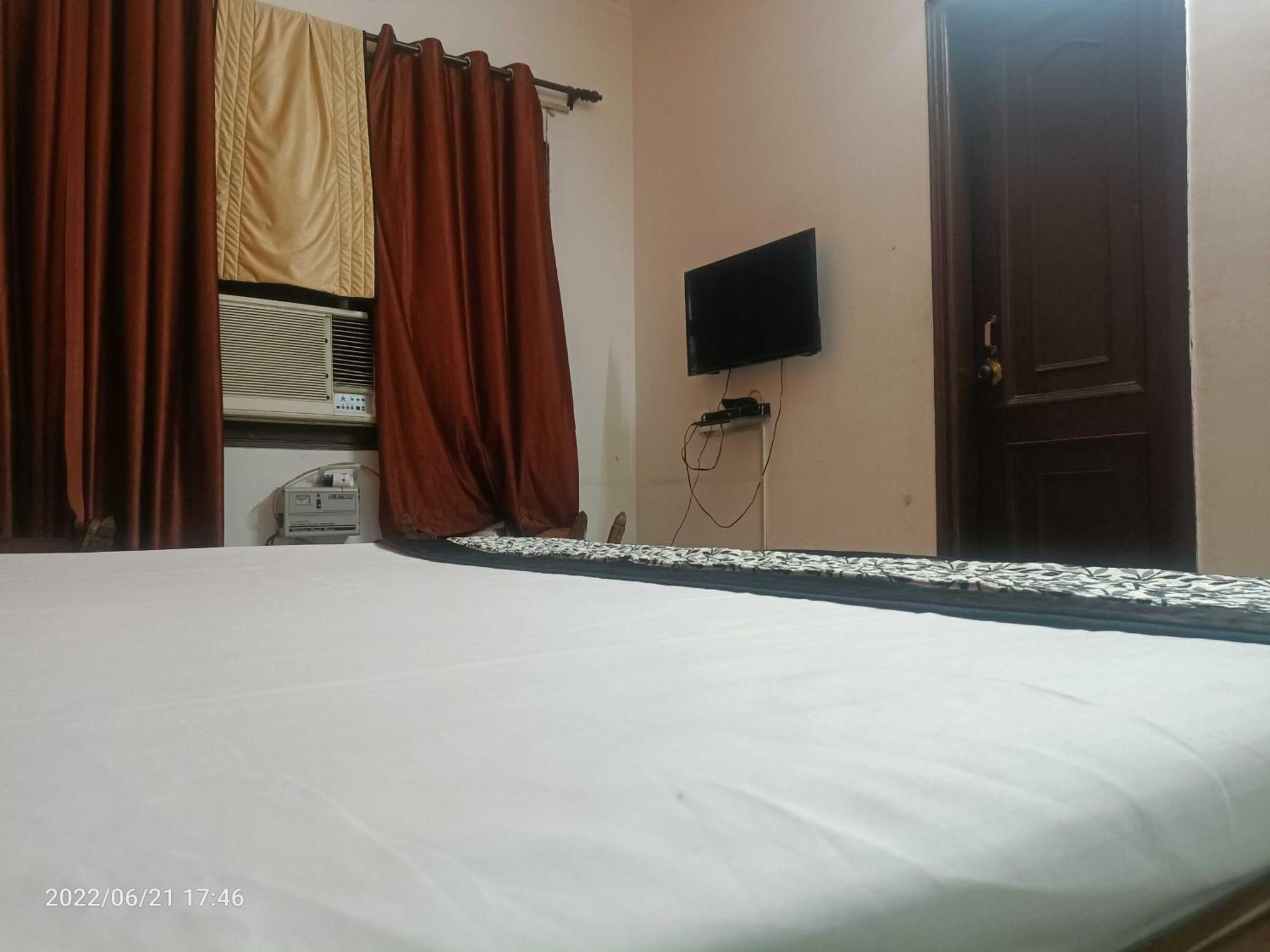 Oyo Metro View Residency Near Snow World Hotel Noida Buitenkant foto