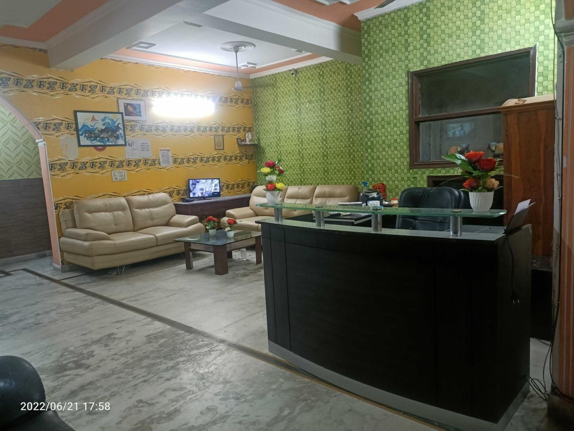 Oyo Metro View Residency Near Snow World Hotel Noida Buitenkant foto
